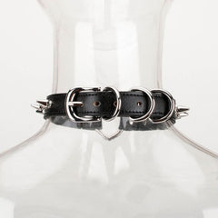 Collier en cuir avec anneau en forme de cœur et rivets de style punk