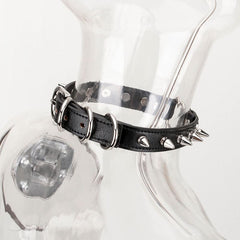 Collier en cuir avec anneau en forme de cœur et rivets de style punk