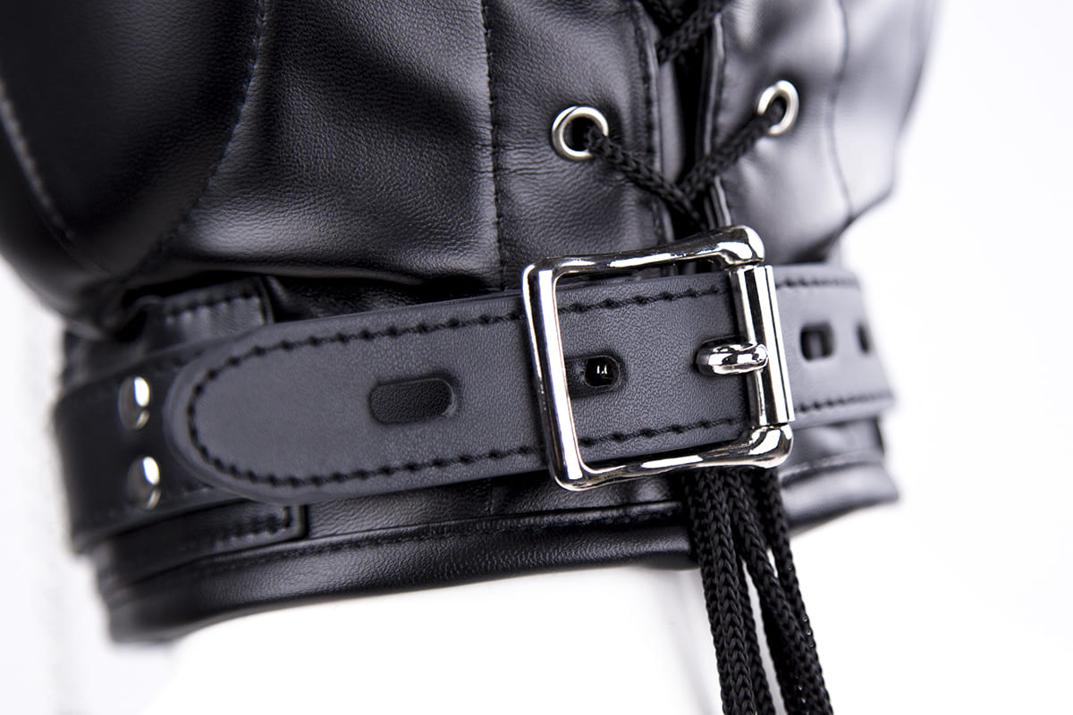 Máscara de capucha de cabeza de bondage de cuero vegano premium con cubierta para la boca