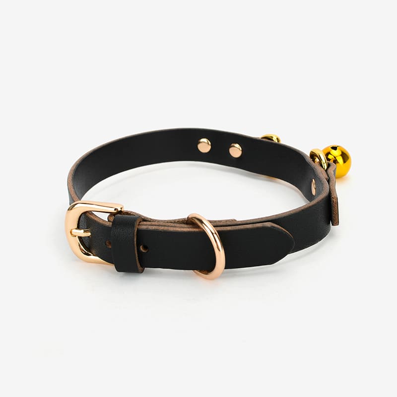 Collar de cuero con campana