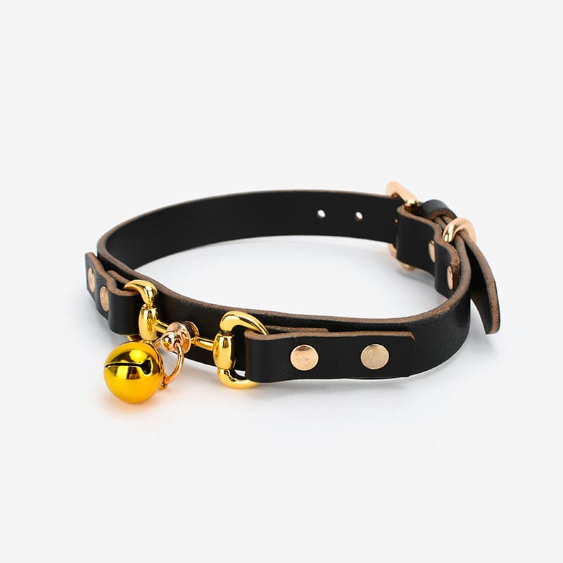 Collar de cuero con campana